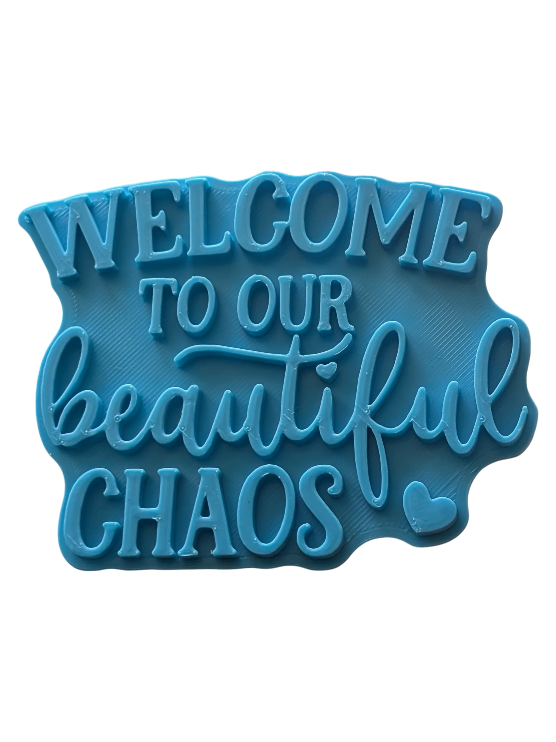 Türkisfarbener Keramikstempel „Welcome to our beautiful chaos“. Detailreicher Prägestempel für Ton mit Herz-Motiv, ideal für lustige Türschilder und Töpfer-Projekte.