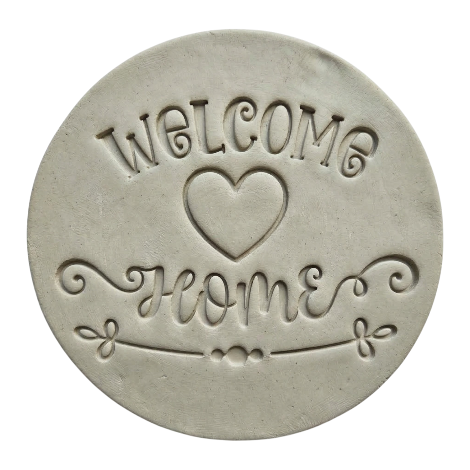 Präziser Stempelabdruck 'Welcome Home' mit Herz-Motiv in hellem Ton. Das saubere Relief kombiniert verspielte Druckschrift mit eleganter Schreibschrift auf einer runden Tonplatte.