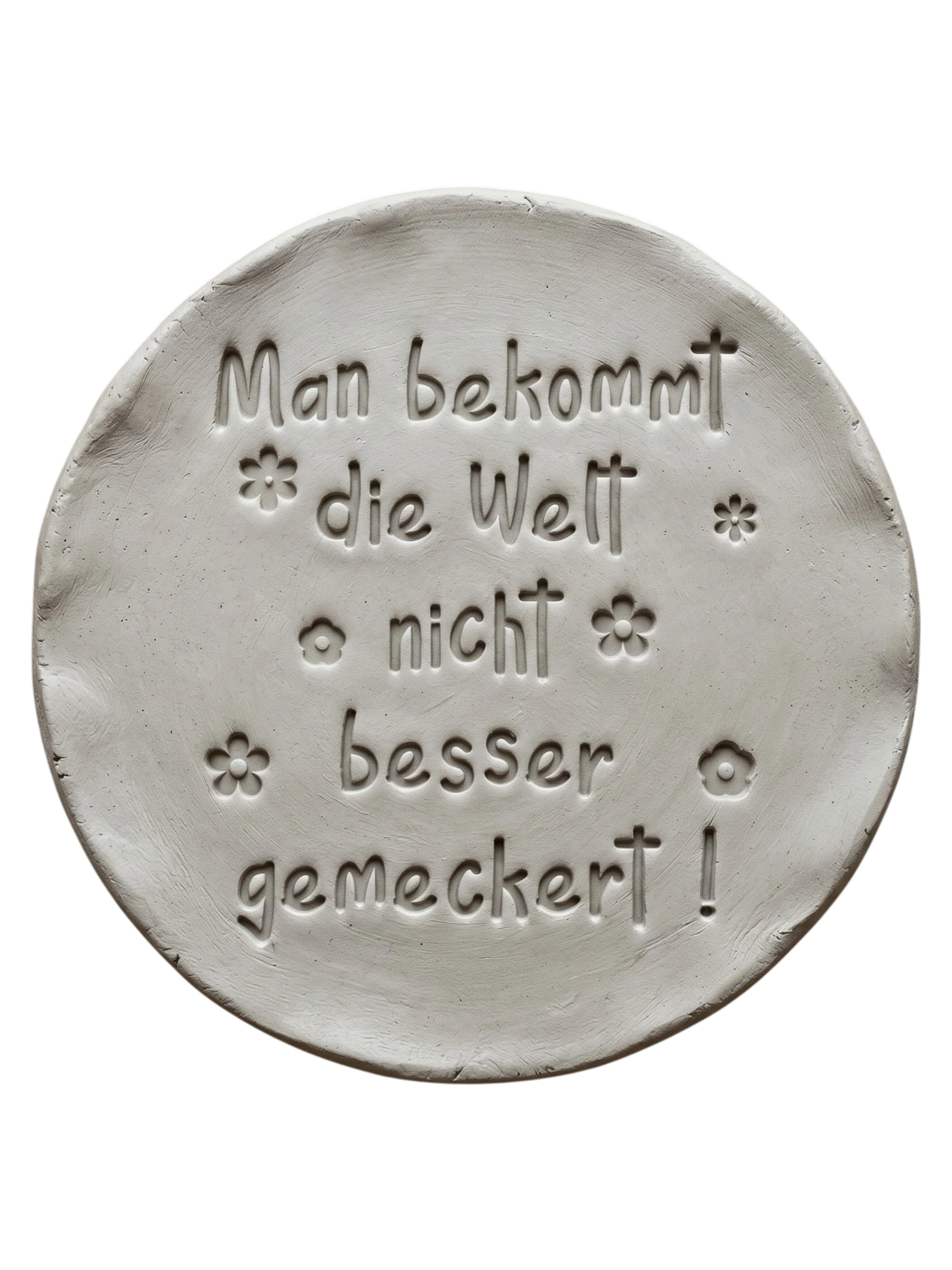 Präziser Stempelabdruck des Spruchs 'Man bekommt die Welt nicht besser gemeckert!' in hellem Ton mit kleinen Blumen-Details. Ein sauberes Relief auf einer runden Tonplatte, erstellt mit einem MinseArt Keramikstempel.