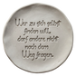 Präziser Stempelabdruck einer Lebensweisheit in hellem Ton. Die moderne, verspielte Schreibschrift erzeugt ein sauberes, tiefes Relief auf der runden Tonplatte – ideal für dekorative Achtsamkeits-Projekte.
