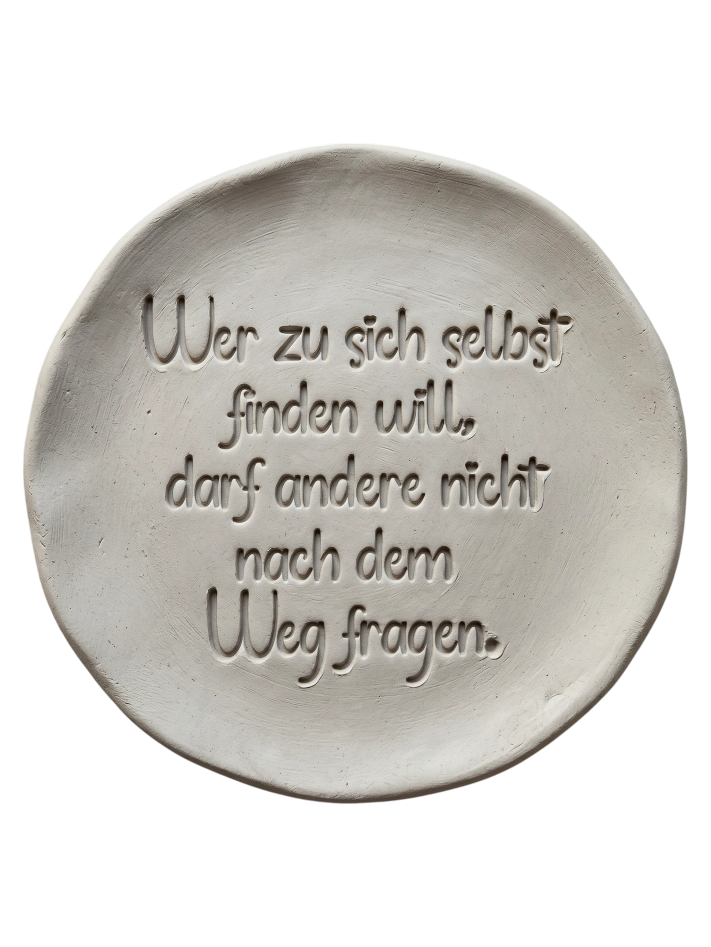 Präziser Stempelabdruck einer Lebensweisheit in hellem Ton. Die moderne, verspielte Schreibschrift erzeugt ein sauberes, tiefes Relief auf der runden Tonplatte – ideal für dekorative Achtsamkeits-Projekte.