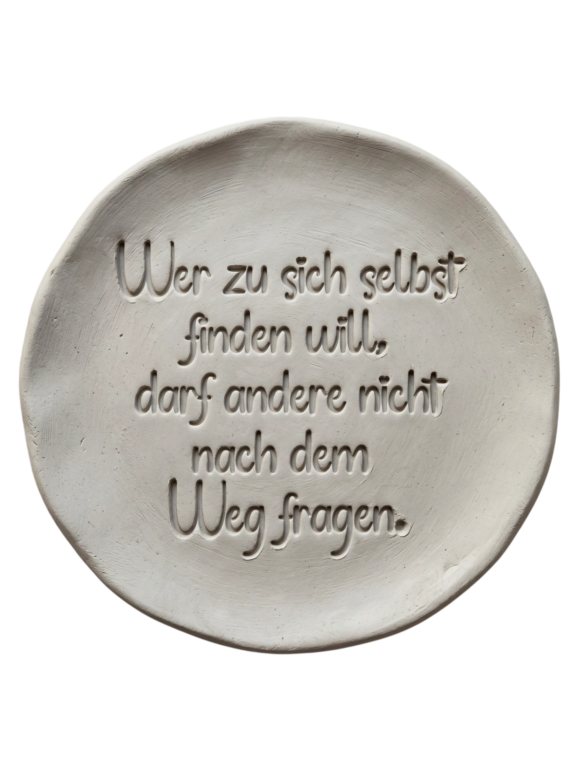 Präziser Stempelabdruck einer Lebensweisheit in hellem Ton. Die moderne, verspielte Schreibschrift erzeugt ein sauberes, tiefes Relief auf der runden Tonplatte – ideal für dekorative Achtsamkeits-Projekte.
