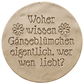 Präziser Stempelabdruck des Spruchs 'Woher wissen Gänseblümchen eigentlich, wer wen liebt?' in hellem Ton mit zwei kleinen Blumen-Details. Hochwertiges Relief-Ergebnis von MinseArt.