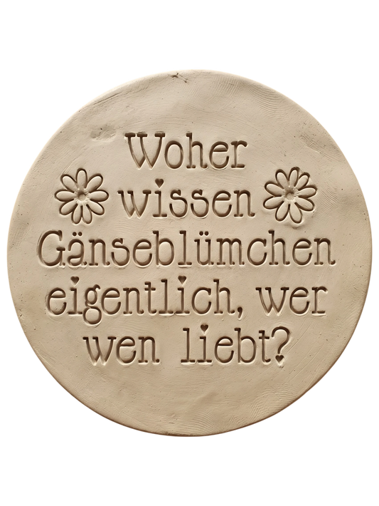 Präziser Stempelabdruck des Spruchs 'Woher wissen Gänseblümchen eigentlich, wer wen liebt?' in hellem Ton mit zwei kleinen Blumen-Details. Hochwertiges Relief-Ergebnis von MinseArt.