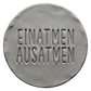 Sauberer Stempelabdruck 'Einatmen Ausatmen' in hellem Ton. Das tiefe Relief der klaren Typografie sorgt für ein minimalistisches Design auf der runden Tonplatte.