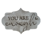 Präziser Abdruck im hellen Ton mit dem Schriftzug 'You are enough'. Kreative Töpfer-Idee für Motivations-Schilder, Untersetzer oder Wand-Deko.