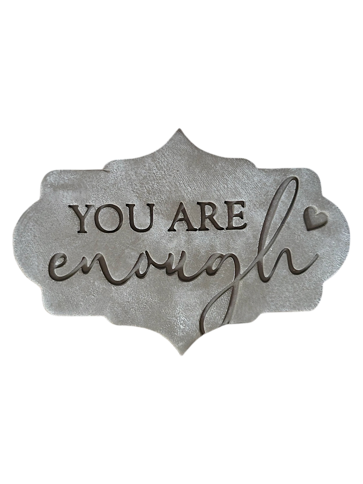 Präziser Abdruck im hellen Ton mit dem Schriftzug 'You are enough'. Kreative Töpfer-Idee für Motivations-Schilder, Untersetzer oder Wand-Deko.