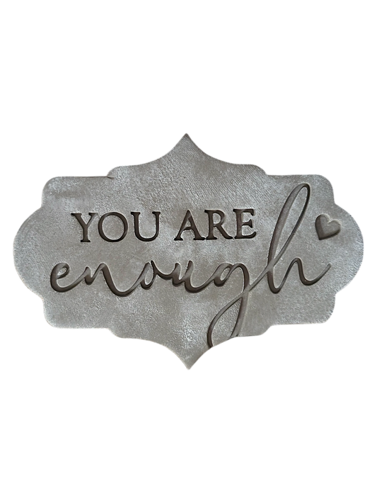 Präziser Abdruck im hellen Ton mit dem Schriftzug 'You are enough'. Kreative Töpfer-Idee für Motivations-Schilder, Untersetzer oder Wand-Deko.
