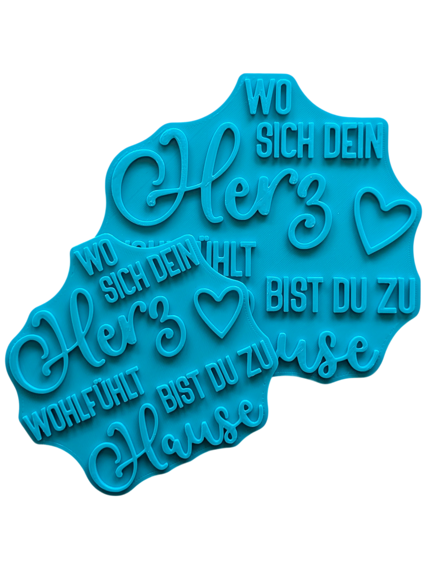 Draufsicht auf den Tonstempel 'Wo sich dein Herz wohlfühlt bist du zu Hause'. Der Textstempel verfügt über eine Positionierungshilfe auf der Rückseite für absolut exaktes Stempeln auf dem Ton.