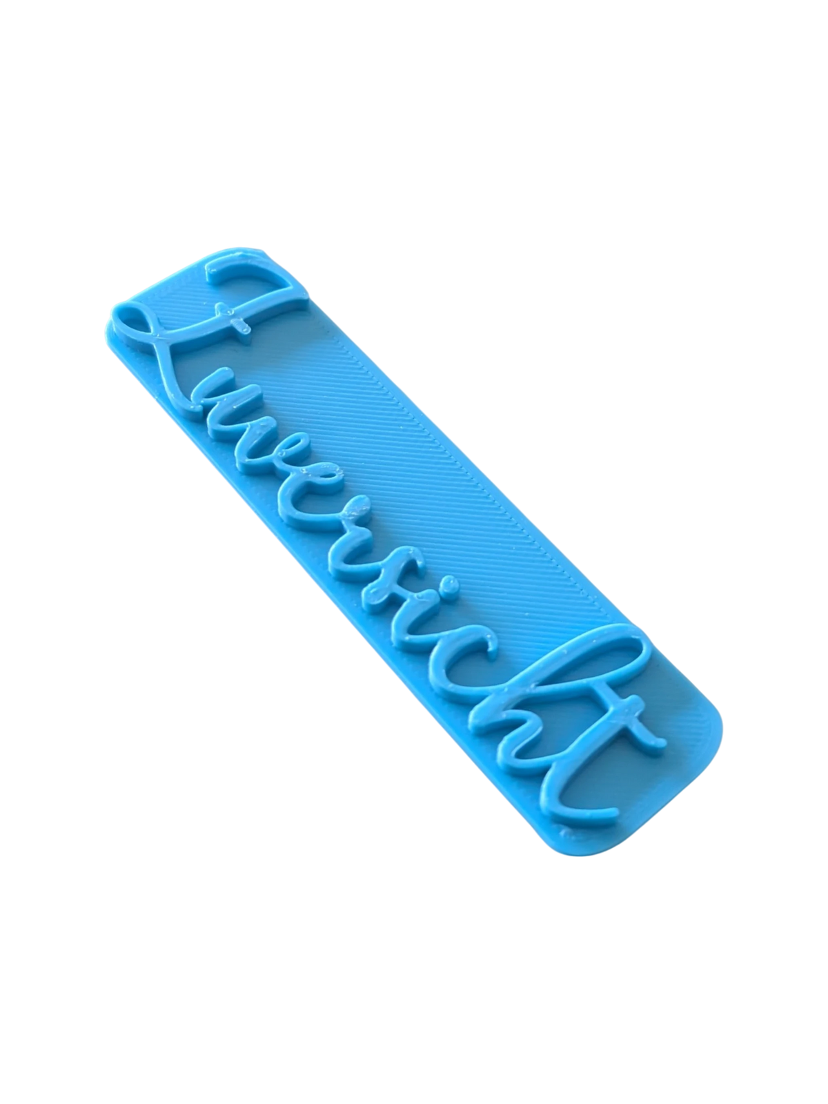 Schräge Nahaufnahme des blauen Tonstempels Zuversicht mit feinen Linien und sauberem 3D-Druck.