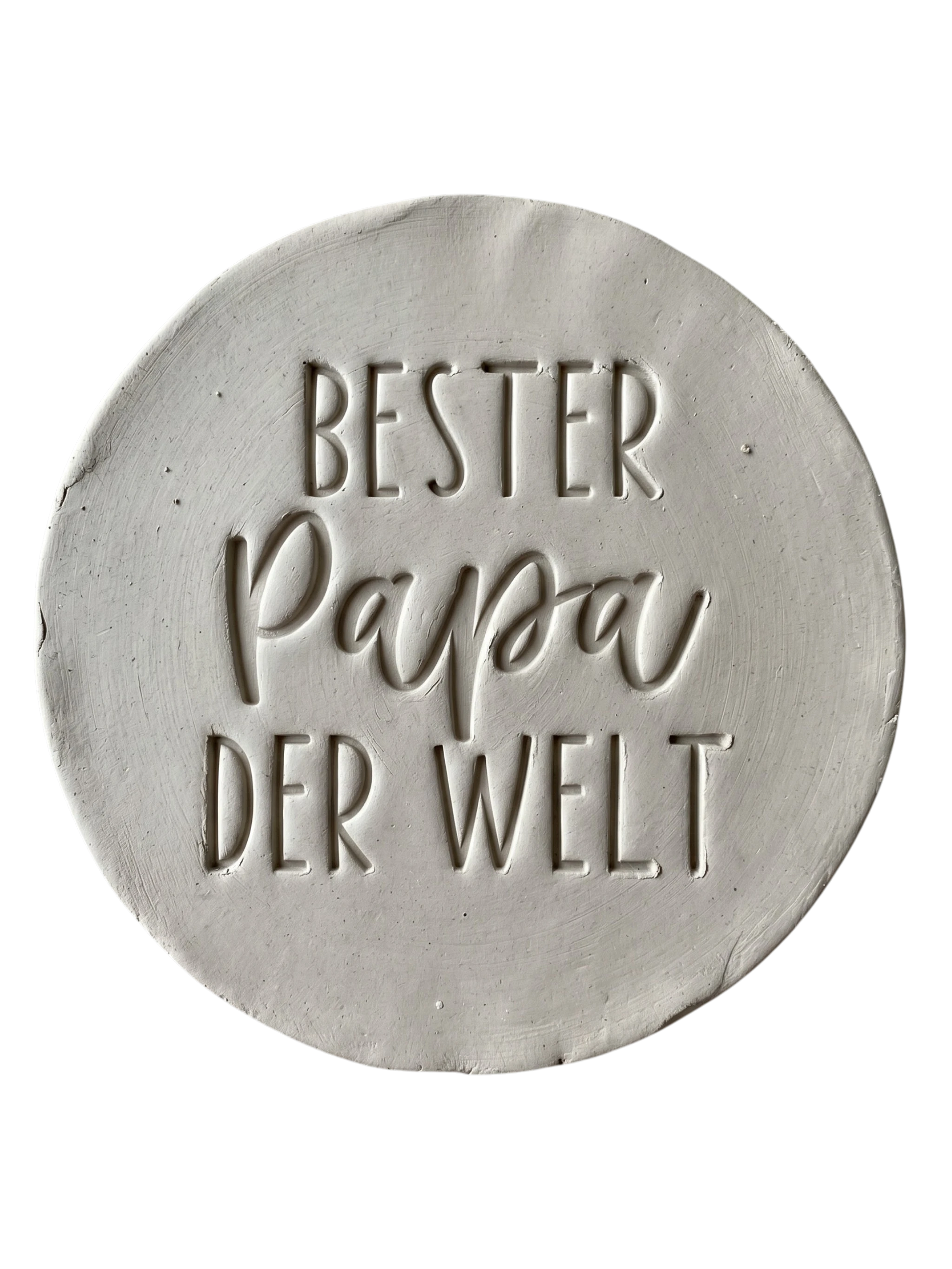 Detailreicher Stempelabdruck „Bester Papa der Welt“ in weißem Ton. Hochwertiger Keramikstempel von MinseArt für präzise Konturen – die perfekte Töpfer-Idee für handgefertigte Geschenke zum Vatertag und dein nächstes Projekt.