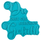Präziser Stempelabdruck des Spruchs 'Du bist ein schönes Gefühl' in hellem Ton. Die elegante Kombination aus schwungvoller Schreibschrift und klassischer Serifenschrift erzeugt ein tiefes Relief auf der runden Tonplatte.