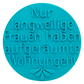 Türkisfarbener, runder Keramikstempel für Ton mit dem humorvollen Spruch über aufgeräumte Wohnungen. Hochwertiges Töpferzubehör für klare Textprägungen.