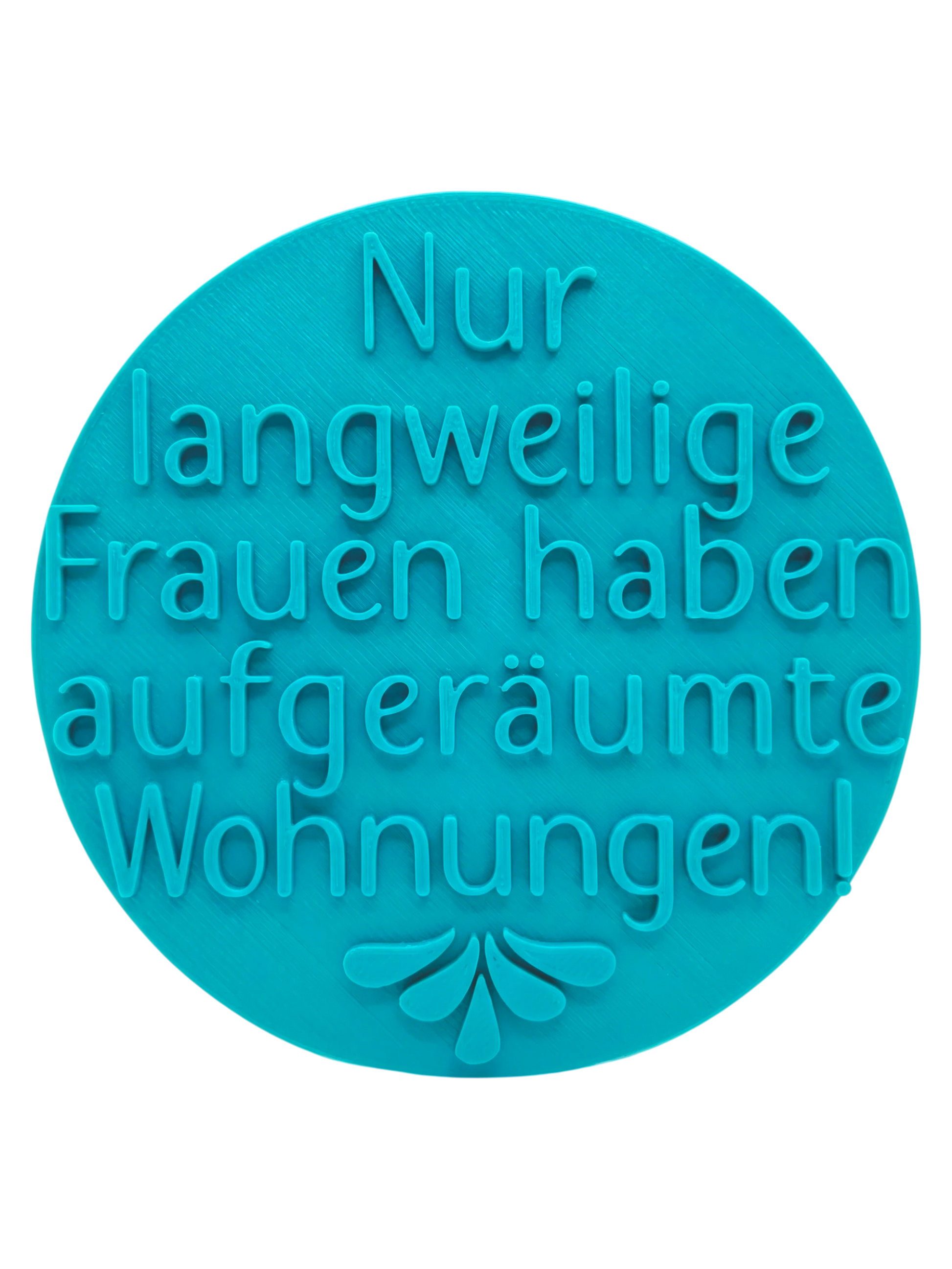Türkisfarbener, runder Keramikstempel für Ton mit dem humorvollen Spruch über aufgeräumte Wohnungen. Hochwertiges Töpferzubehör für klare Textprägungen.