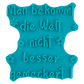 Türkisfarbener Keramikstempel für Ton mit dem Schriftzug 'Man bekommt die Welt nicht besser gemeckert!'. Hochwertiges Töpferwerkzeug für originelle und humorvolle Keramikprojekte.