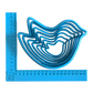 Alle 8 Größen der blauen MinseArt Vogel-Ausstechform für Ton, ineinandergestapelt neben einem Messwinkel. 3D-gedrucktes Töpferwerkzeug für präzise Konturen.