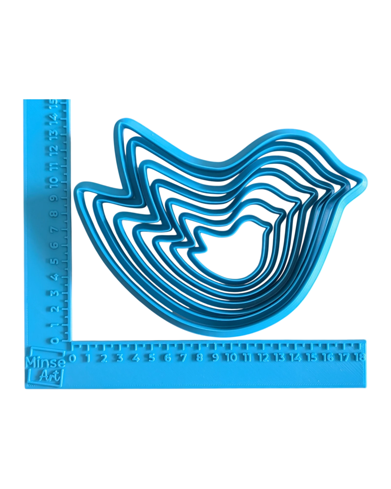 Alle 8 Größen der blauen MinseArt Vogel-Ausstechform für Ton, ineinandergestapelt neben einem Messwinkel. 3D-gedrucktes Töpferwerkzeug für präzise Konturen.