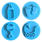 Draufsicht auf das vierteilige Keramikstempel-Set für Ton mit süßen Baby-Motiven. Die runden Prägestempel zeigen detailreich eine Flasche, Füße, eine Rassel und einen Kinderwagen.
