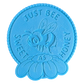 Ein detaillierter Keramikstempel für große Töpferprojekte. Die filigranen Linien der Biene und der Blüte sind präzise in das Werkzeug eingearbeitet. Die Rückseite zeigt die Positionierungshilfe.