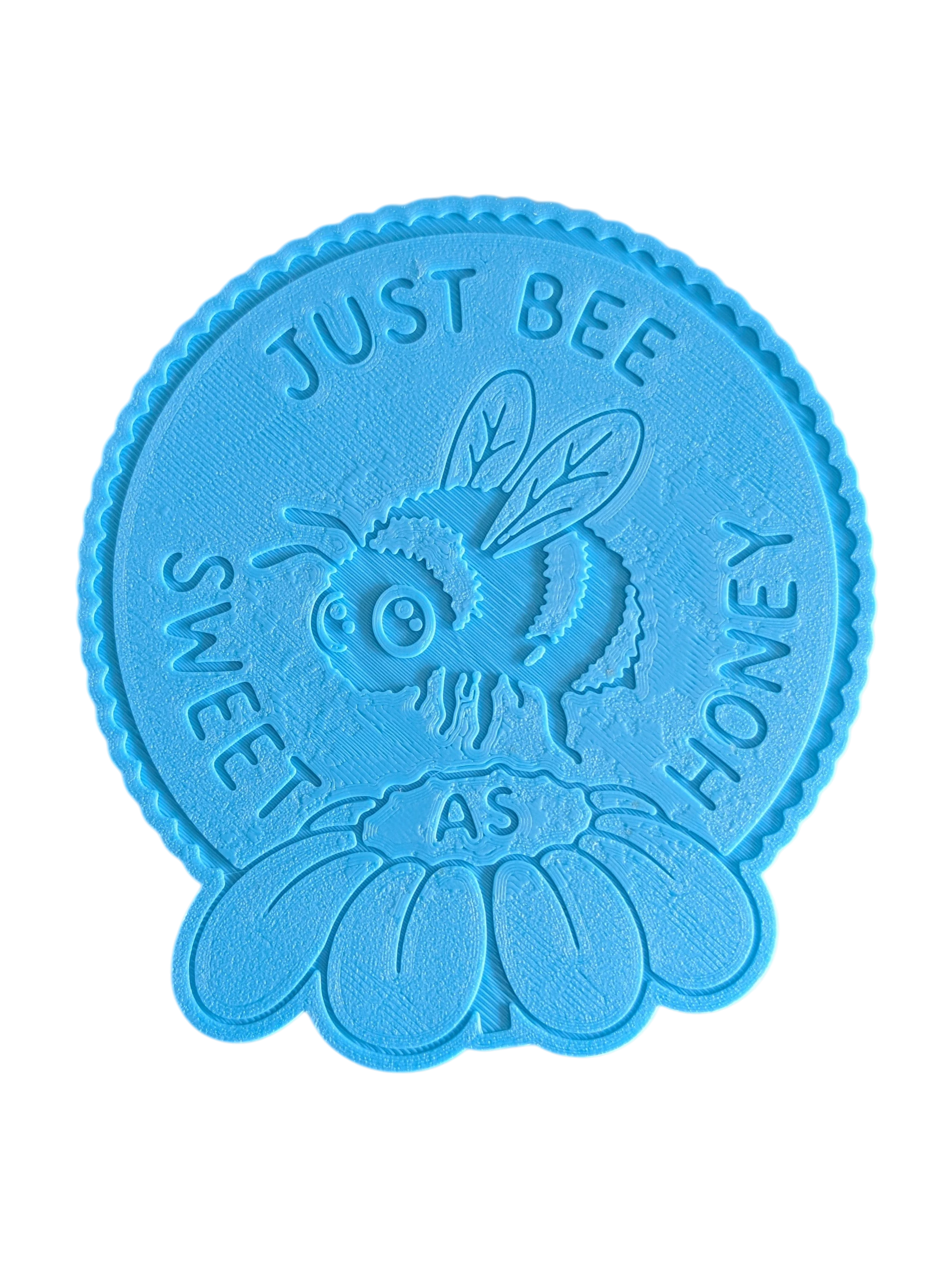 Ein detaillierter Keramikstempel für große Töpferprojekte. Die filigranen Linien der Biene und der Blüte sind präzise in das Werkzeug eingearbeitet. Die Rückseite zeigt die Positionierungshilfe.