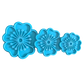 Die drei blauen Blumen-Tonstempel des 3er-Sets übersichtlich nebeneinander aufgereiht.