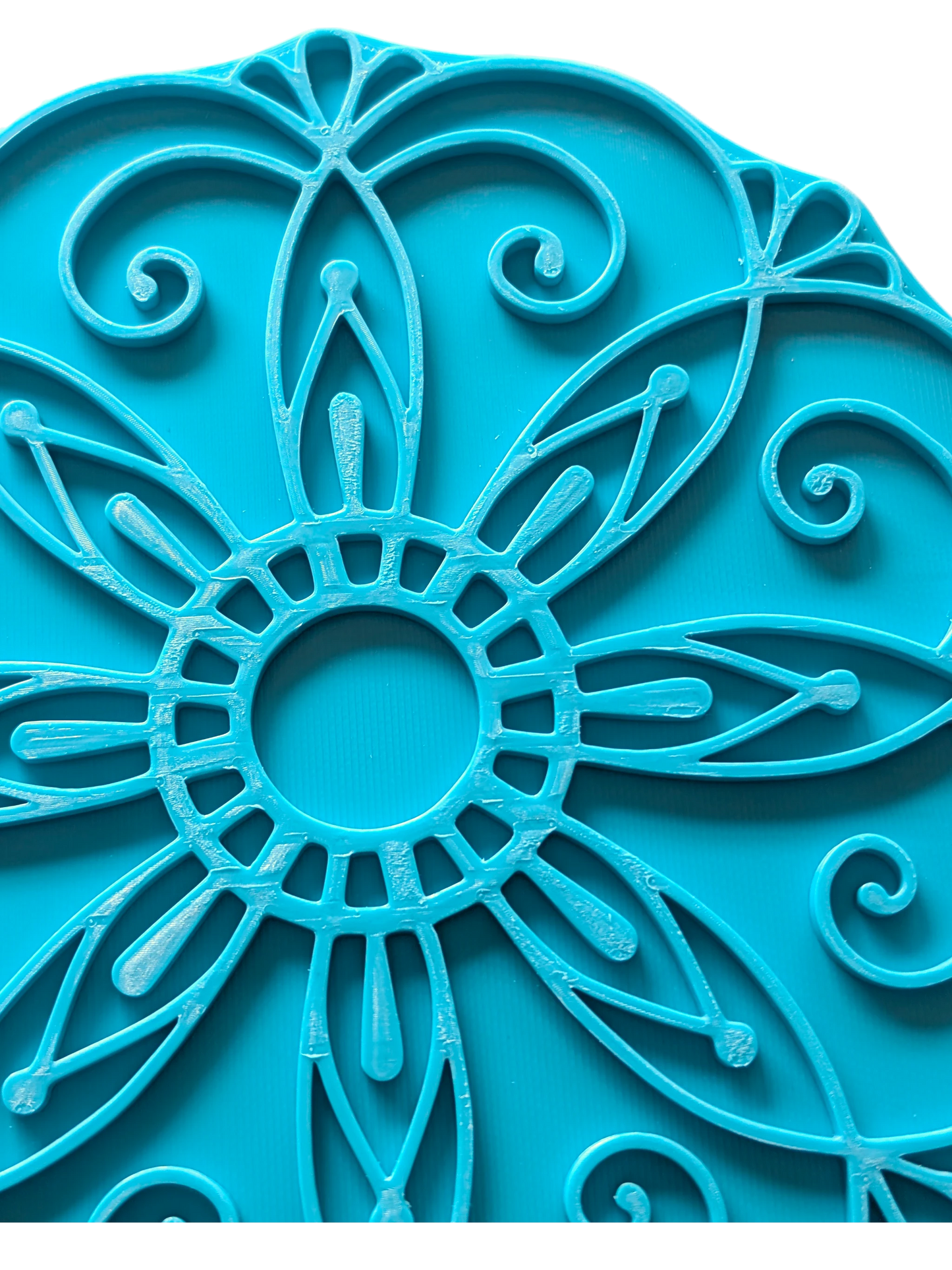Türkisfarbener Prägestempel mit großem, symmetrischem Mandala-Muster. Ein hochwertiger Keramikstempel für wunderschöne Verzierungen auf handgemachten Tonplatten.