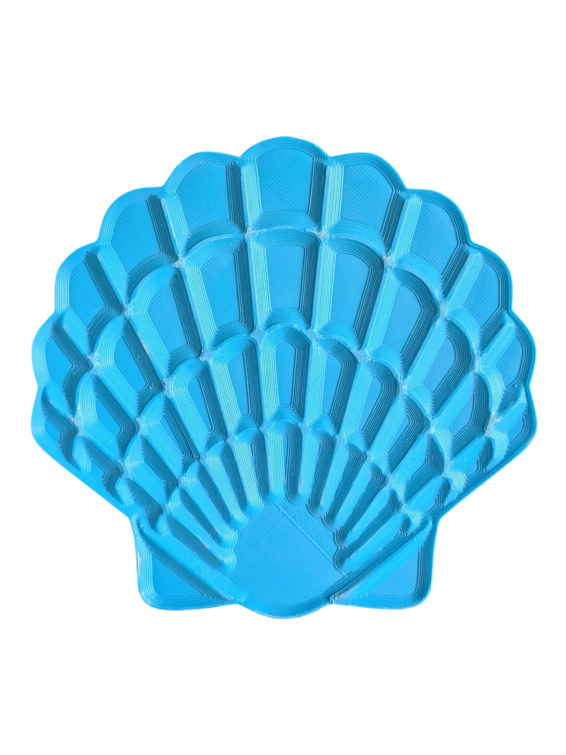 Detailreiche Muschel-Stempelform aus blauem Material, perfekt ausgeleuchtet auf tiefschwarzem Hintergrund von MinseArt.
