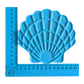 Blaue Muschel-Prägeplatte von MinseArt im blauen Winkel-Messinstrument (in cm), liegend auf schwarzem Untergrund zur genauen Größenbestimmung.