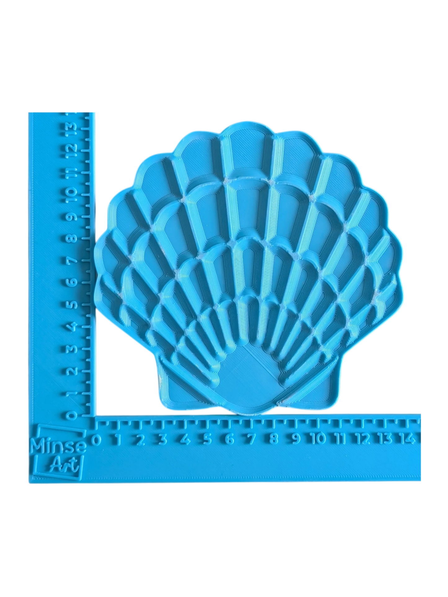 Blaue Muschel-Prägeplatte von MinseArt im blauen Winkel-Messinstrument (in cm), liegend auf schwarzem Untergrund zur genauen Größenbestimmung.