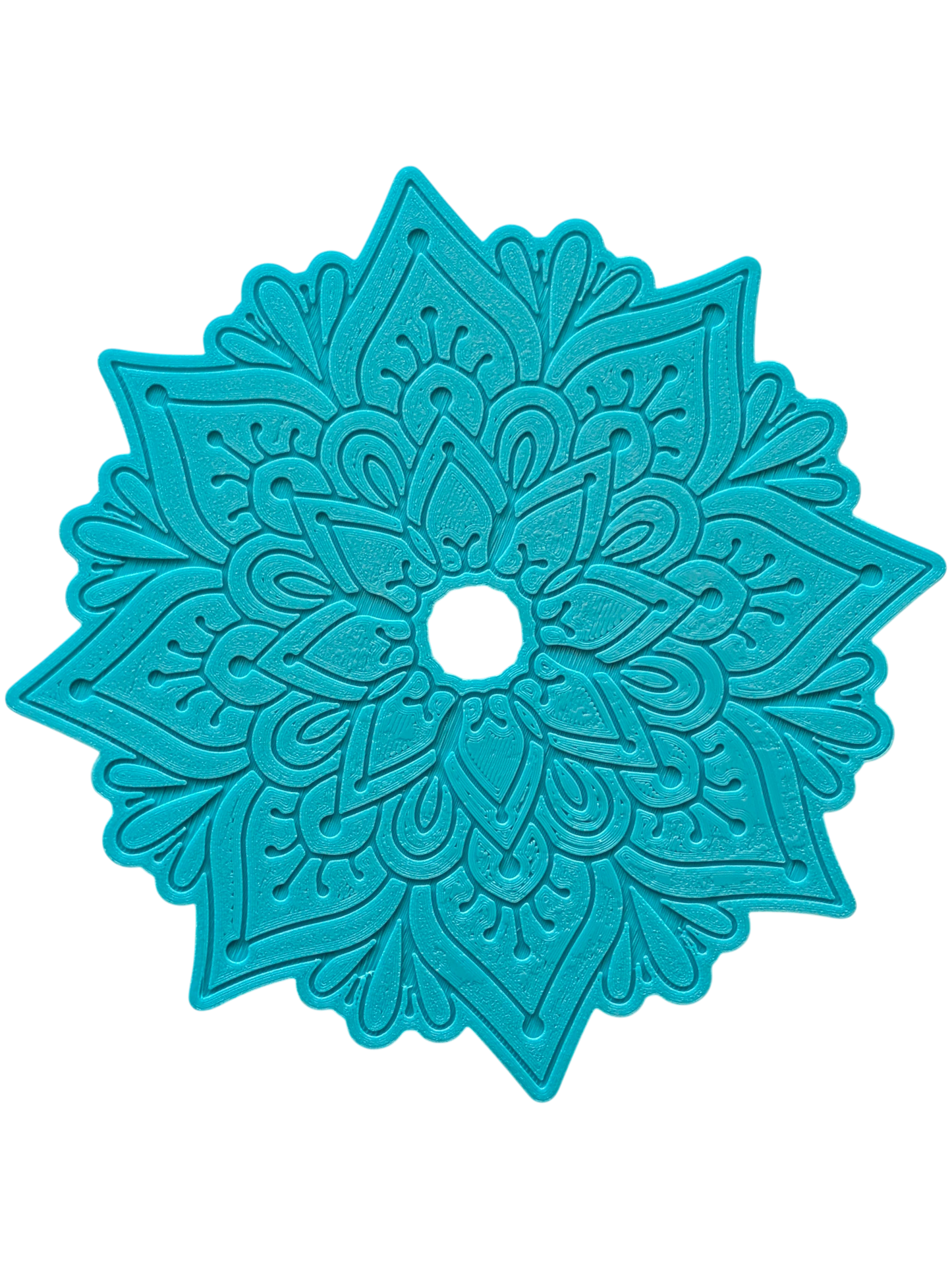 Türkisfarbener Keramikstempel Mandala Nalini mit praktischer Positionierungshilfe. Das Loch in der Mitte des Motivstempels hilft dabei, den Prägestempel perfekt und mittig auf dem Keramikstück zu platzieren. Durchdachtes Töpferwerkzeug für symmetrische Muster.