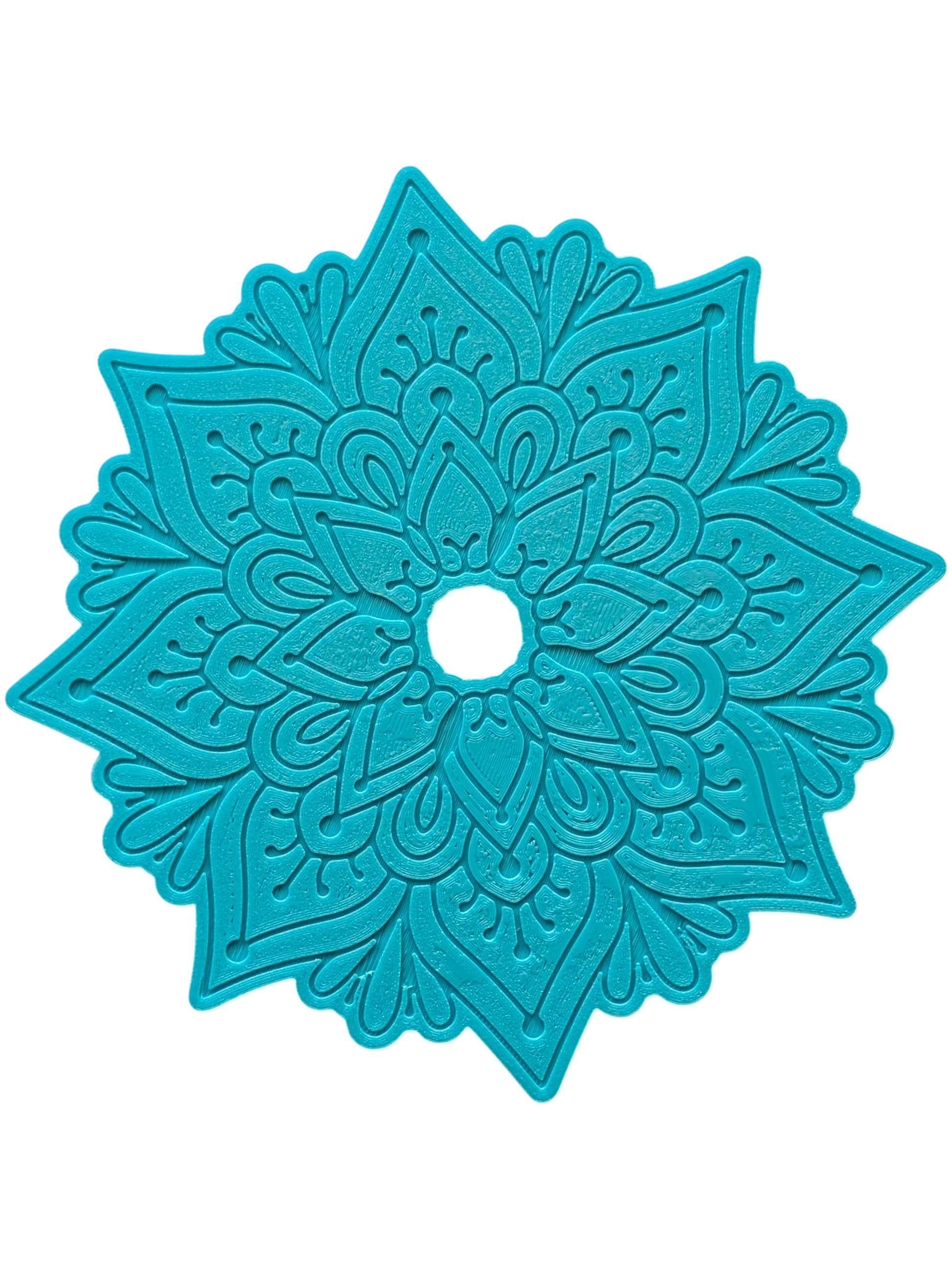 Türkisfarbener Keramikstempel Mandala Nalini mit praktischer Positionierungshilfe. Das Loch in der Mitte des Motivstempels hilft dabei, den Prägestempel perfekt und mittig auf dem Keramikstück zu platzieren. Durchdachtes Töpferwerkzeug für symmetrische Muster.