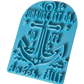 Schrägansicht des türkisfarbenen Prägestempels 'Zuhause ist da, wo der Anker fällt'. Ein hochwertiger Textstempel mit Anker-Motiv für maritime Töpfer-Projekte.