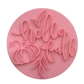 Draufsicht auf den Prägestempel für Ton mit dem Schriftzug 'Hello Fall' und herbstlichen Details. Hochwertiges Töpferwerkzeug für detailreiche Keramikdekoration.