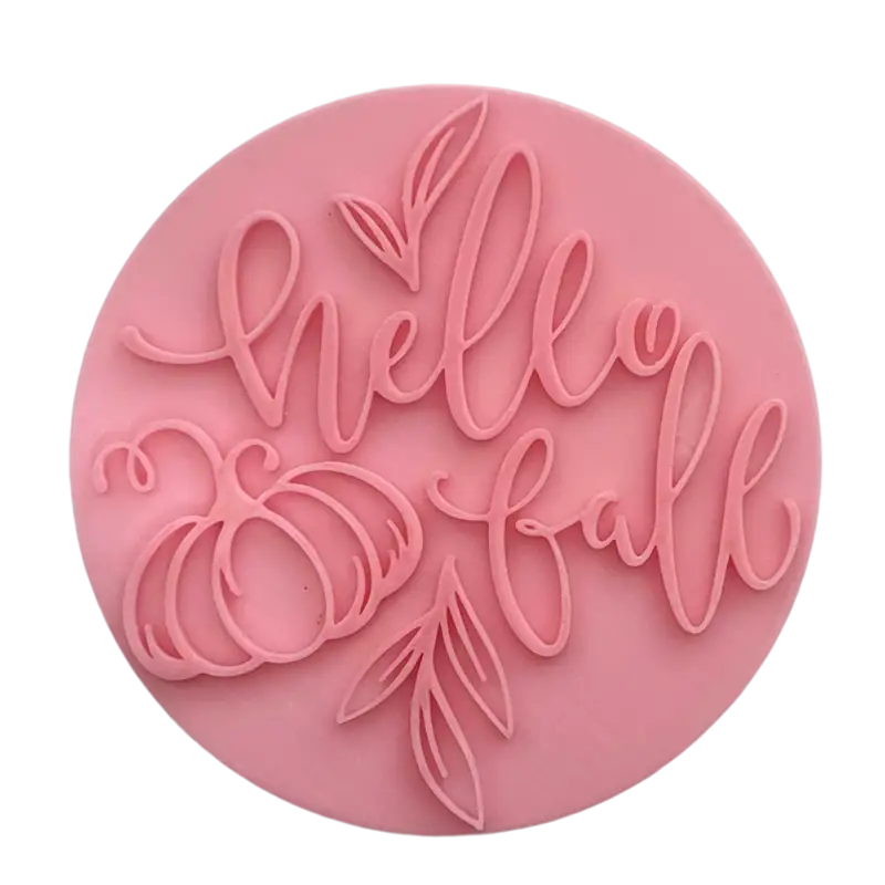 Draufsicht auf den Prägestempel für Ton mit dem Schriftzug 'Hello Fall' und herbstlichen Details. Hochwertiges Töpferwerkzeug für detailreiche Keramikdekoration.