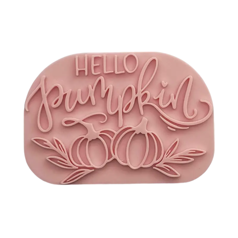Draufsicht auf den Prägestempel für Ton mit dem Schriftzug 'Hello pumpkin' und herbstlichen Details. Hochwertiges Töpferwerkzeug für detailreiche Keramikdekoration. Prägestempel - Spruchstempel