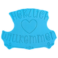 Draufsicht auf die Rückseite auf den blauen Prägestempel mit der Positionierungshilfe für Ton mit dem Schriftzug 'Herzlich Willkommen'. Hochwertiges Töpferwerkzeug für detailreiche Keramikschilder.