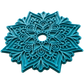 Detailansicht des türkisfarbenen Tonstempels Mandala Nalini. Die scharfen Konturen und das tiefe Profil dieses Prägestempels garantieren saubere, florale Abdrücke in der Modelliermasse.