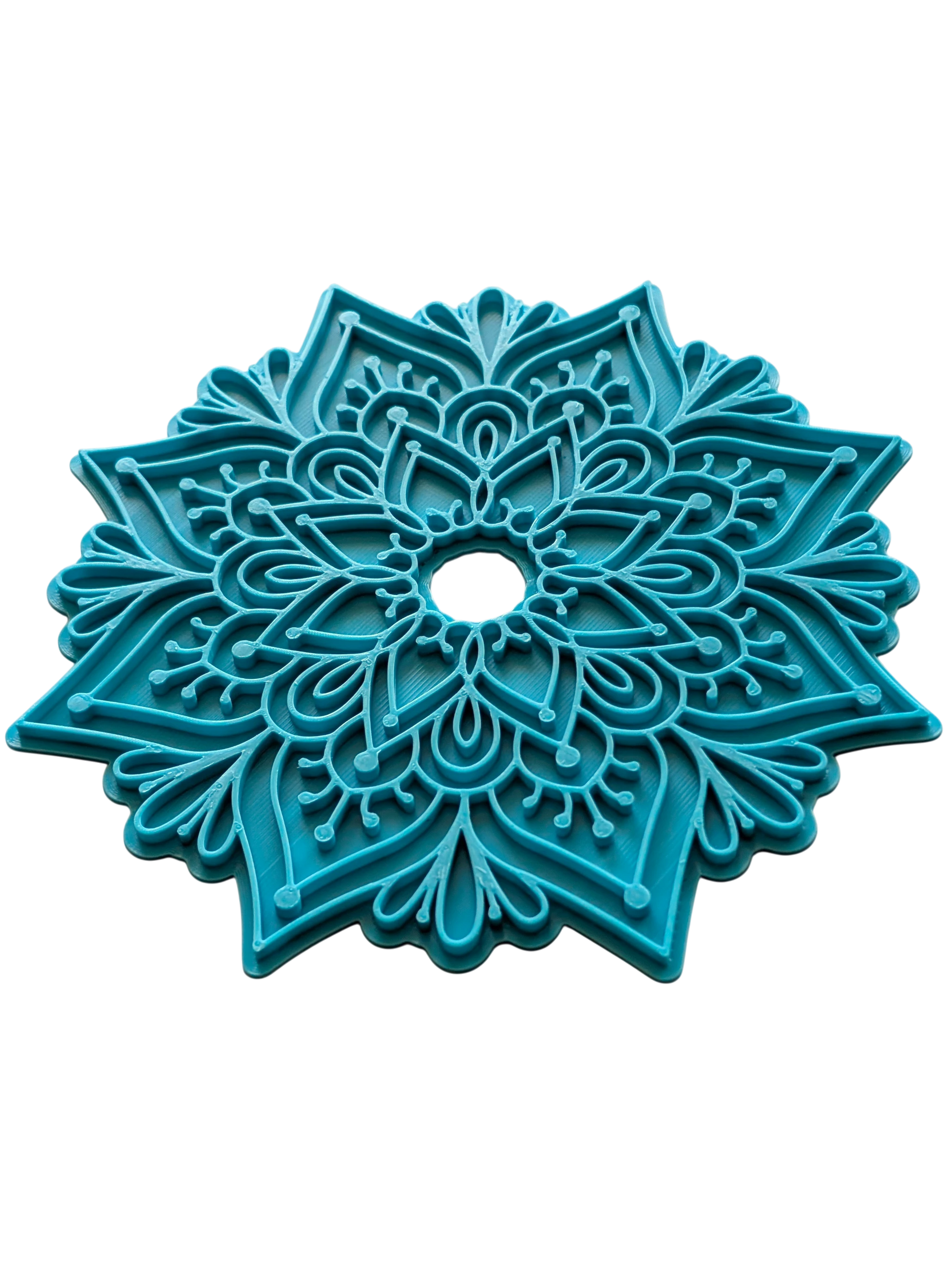 Detailansicht des türkisfarbenen Tonstempels Mandala Nalini. Die scharfen Konturen und das tiefe Profil dieses Prägestempels garantieren saubere, florale Abdrücke in der Modelliermasse.