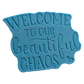 Schrägansicht des Tonstempels „Welcome to our beautiful chaos“. Ein hochwertiges Töpferwerkzeug mit tiefem Profil für gestochen scharfe Schriftzüge in der Modelliermasse.