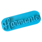 Direkte Draufsicht auf den blauen Tonstempel Harmonie mit liebevollen Details wie dem Herz am i-Punkt.