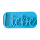 Direkte Draufsicht auf den blauen Tonstempel mit dem Schriftzug Liebe und klaren Konturen für Tonprojekte.