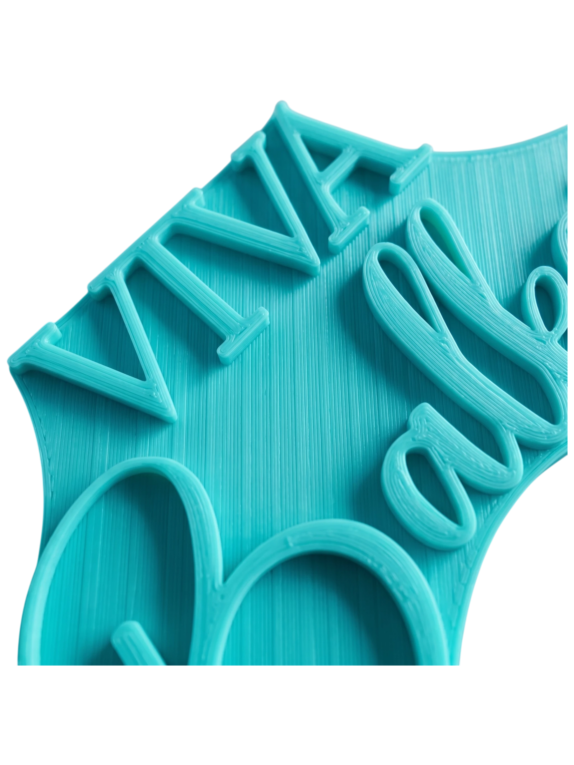 Makroaufnahme des Schriftzugs Viva Balkonia. Die präzisen Konturen machen diesen Textstempel perfekt für kreative Arbeiten mit Kaltporzellan oder Ton.