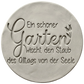 Präziser Stempelabdruck des Spruchs 'Ein schöner Garten wischt den Staub des Alltags von der Seele' in hellem Ton. Sauberes und tiefes Relief auf einer runden Tonplatte.