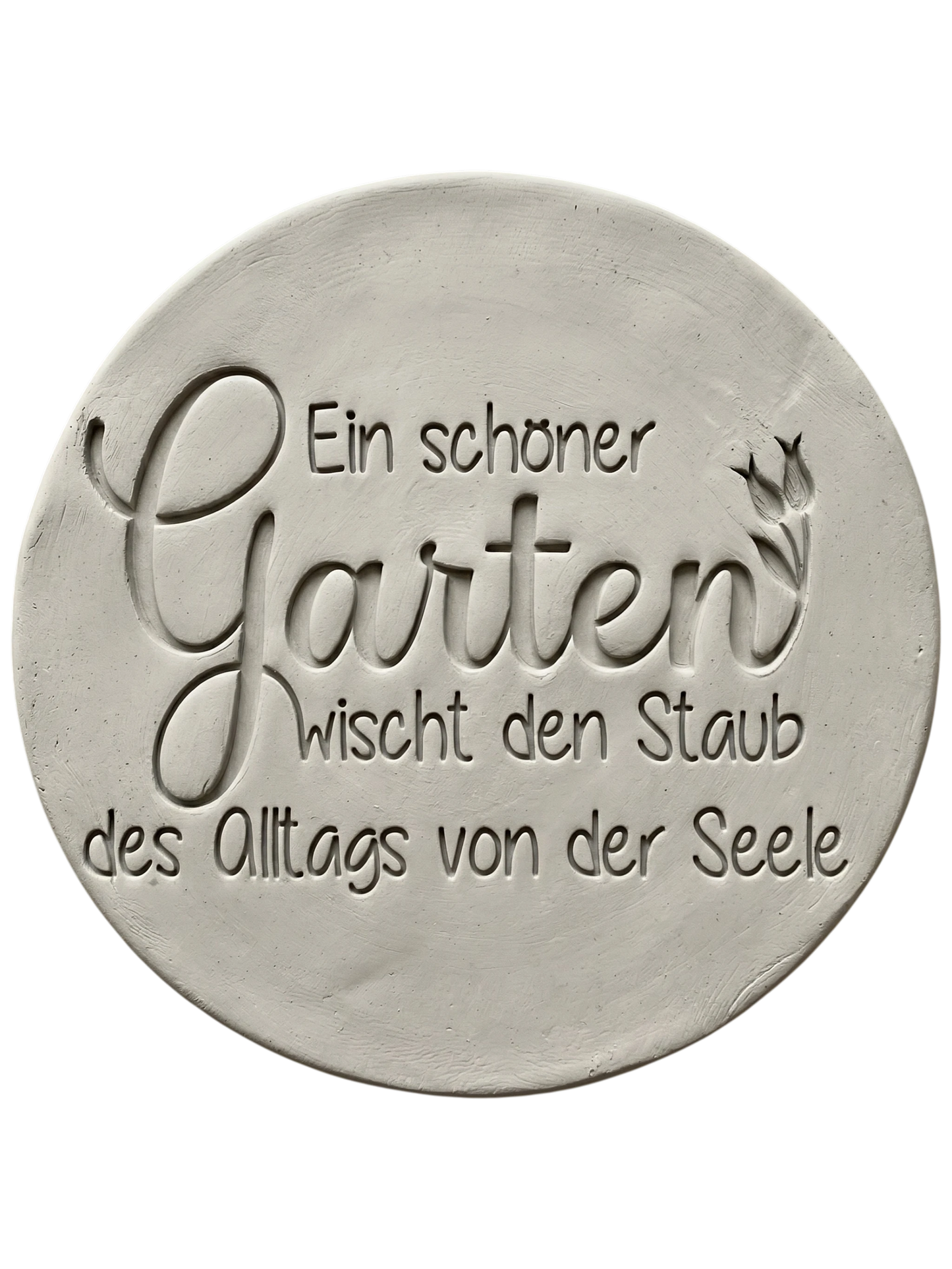 Präziser Stempelabdruck des Spruchs 'Ein schöner Garten wischt den Staub des Alltags von der Seele' in hellem Ton. Sauberes und tiefes Relief auf einer runden Tonplatte.
