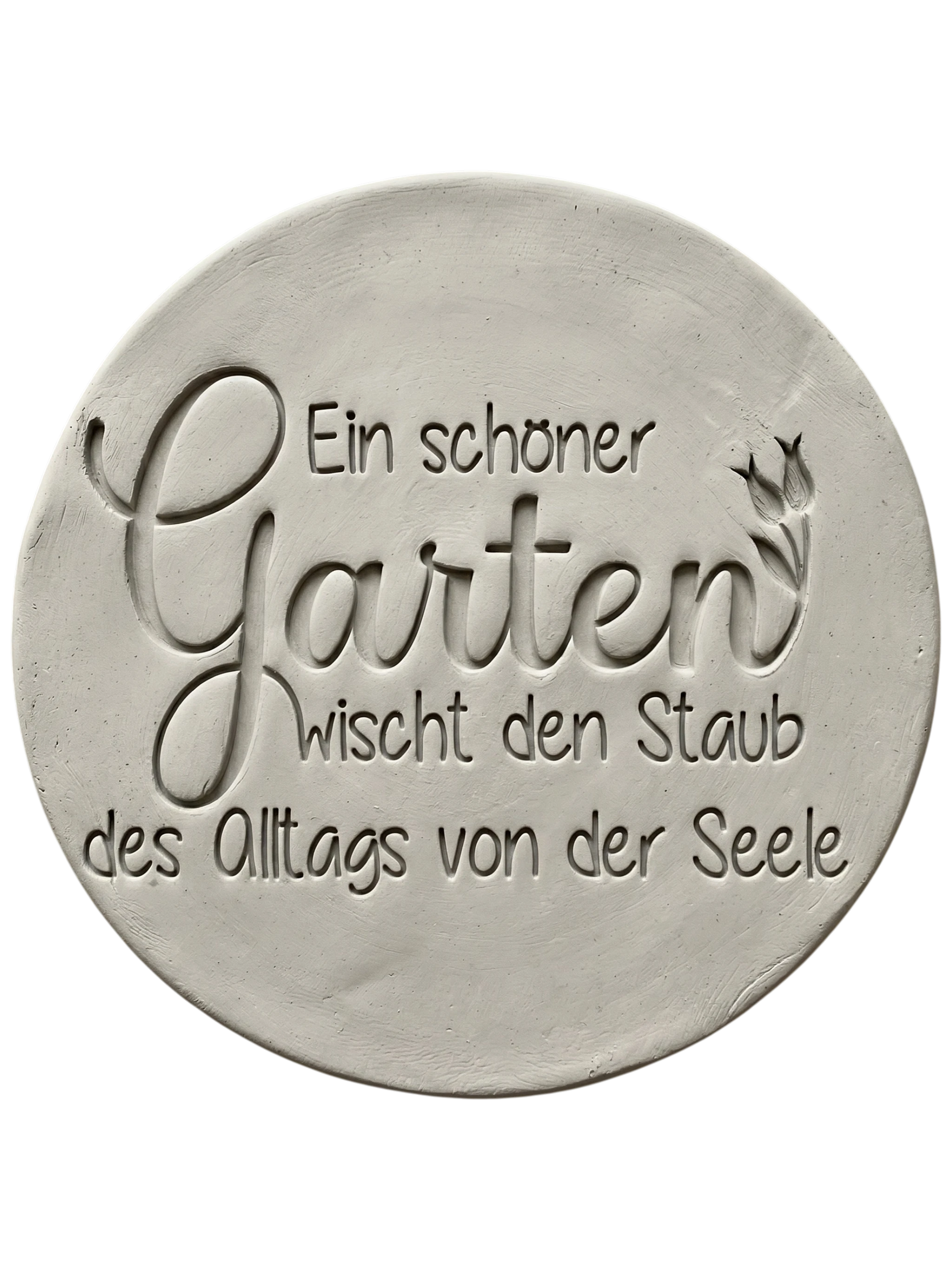 Präziser Stempelabdruck des Spruchs 'Ein schöner Garten wischt den Staub des Alltags von der Seele' in hellem Ton. Sauberes und tiefes Relief auf einer runden Tonplatte.