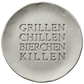 Sauberer und präziser Stempelabdruck des Spruchs 'Grillen Chillen Bierchen Killen' in hellem Ton. Das tiefe Relief kommt auf einer handgemachten, runden Tonplatte perfekt zur Geltung.