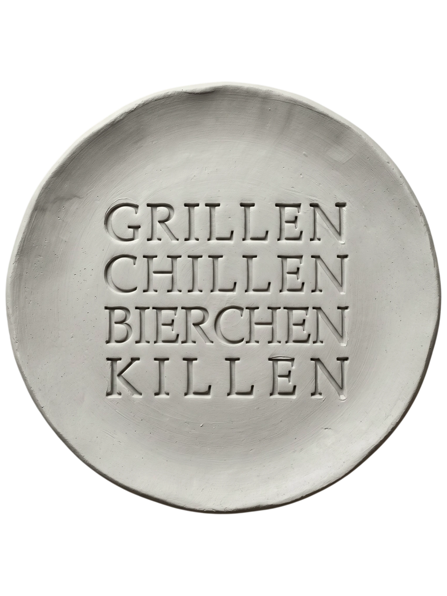 Sauberer und präziser Stempelabdruck des Spruchs 'Grillen Chillen Bierchen Killen' in hellem Ton. Das tiefe Relief kommt auf einer handgemachten, runden Tonplatte perfekt zur Geltung.