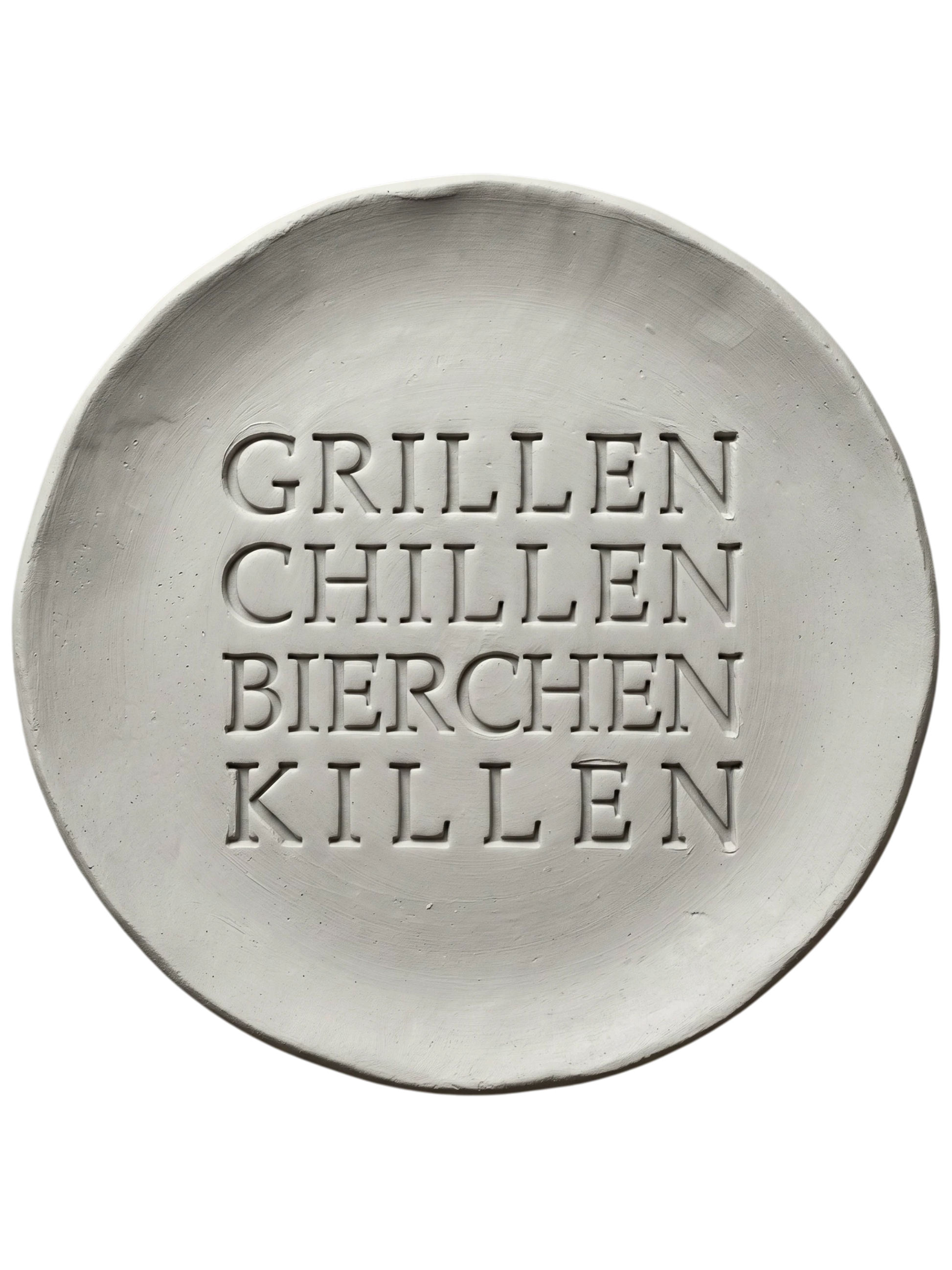 Sauberer und präziser Stempelabdruck des Spruchs 'Grillen Chillen Bierchen Killen' in hellem Ton. Das tiefe Relief kommt auf einer handgemachten, runden Tonplatte perfekt zur Geltung.