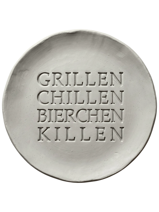 Sauberer und präziser Stempelabdruck des Spruchs 'Grillen Chillen Bierchen Killen' in hellem Ton. Das tiefe Relief kommt auf einer handgemachten, runden Tonplatte perfekt zur Geltung.