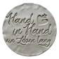 Präziser Stempelabdruck des Spruchs 'Hand in Hand ein Leben lang' in hellem Ton. Detailreiches, sauberes Relief in eleganter Schreibschrift mit Herzen auf einer runden Tonplatte. Handgefertigt mit einem MinseArt Textstempel.
